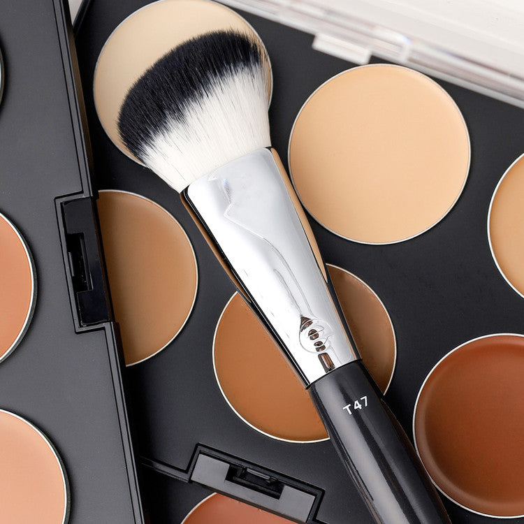 T47 - Angled Foundation Brush